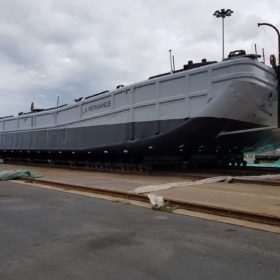 Peinture complete d'une barge de travail - CMO réparations navales